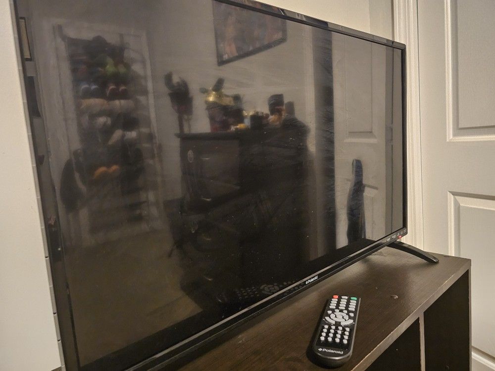 Polaroid 32" Class HD (720P) LED TV w/ Remote - GREAT CONDITION
