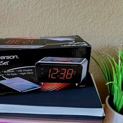 *Brand NEW in Box* Emerson SmartSet Clock