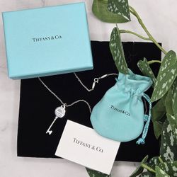 Tiffany &Co sterling Silver .925 Return To Tiffany Round Circle Key Retired Charm Pendant 1.5" Necklace link Peretti rollo chain approximately 18" sta