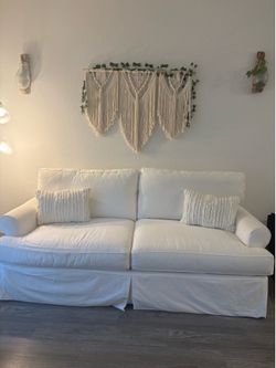 Cindy Crawford beachside walk white couch ..Paid $1000 no children ..no pets ..sat on with cover ! Good condition! Asking $300