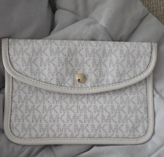 White Michael Kors Women's Wristlet/Clutch