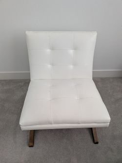 Lounge accent chair