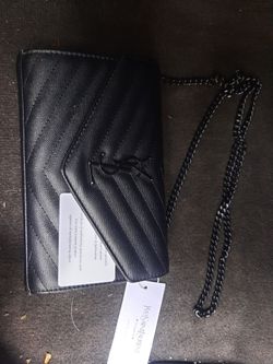 YSL Saint Laurent handbag pursechain pouch decorated with the CASSANDRE and iconic chevron-quilted topstitching.
Practical and compact, it features a 