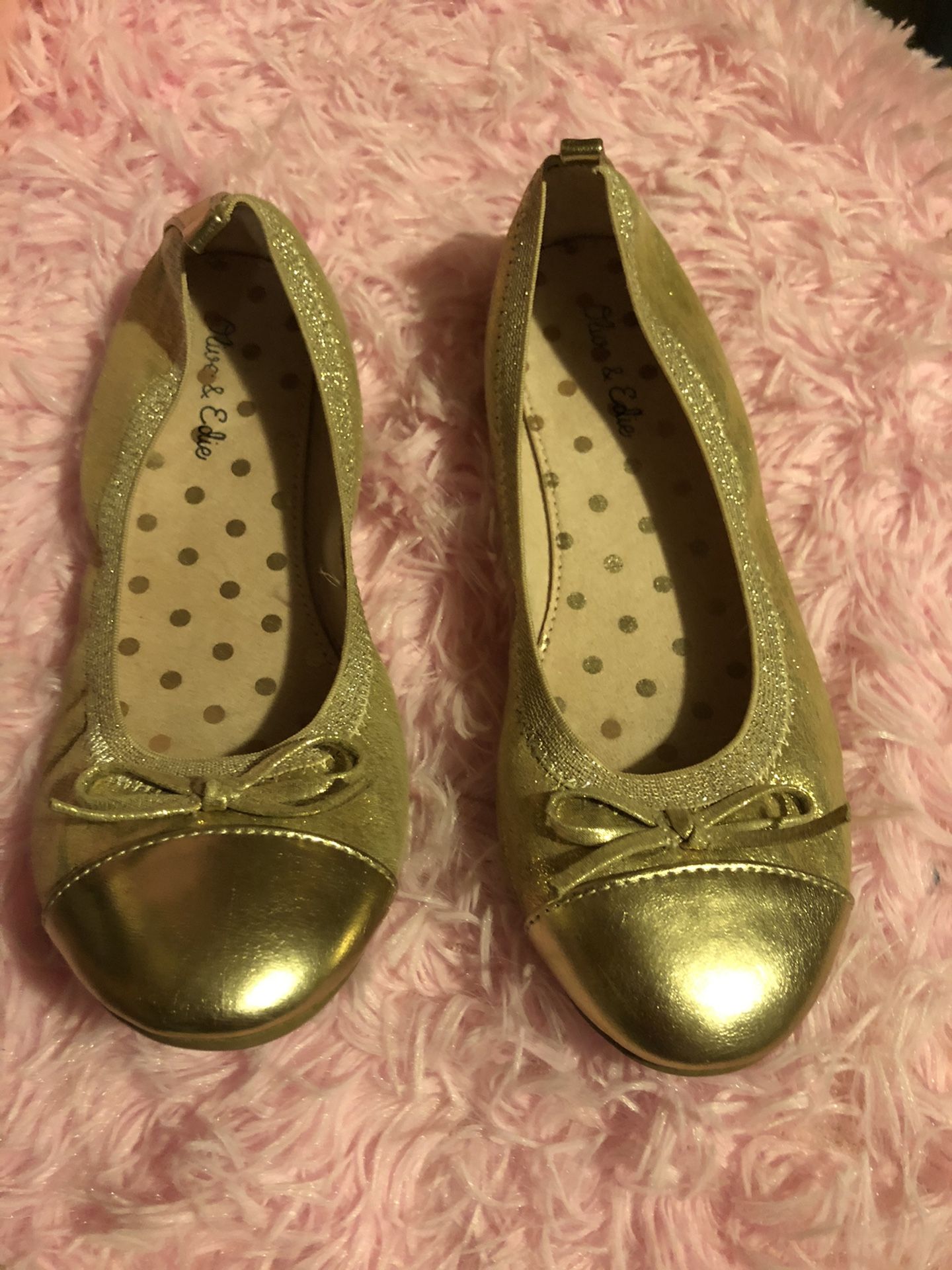 Girls gold shoes size 4