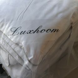 Luxhoom Down Comforter Queen size White In Color 
