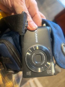 Canon cyber shot camera with accessories and new bag