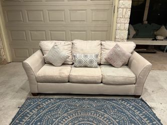 Free Delivery 🚚 Beige Couch/ Sillon Color Beige