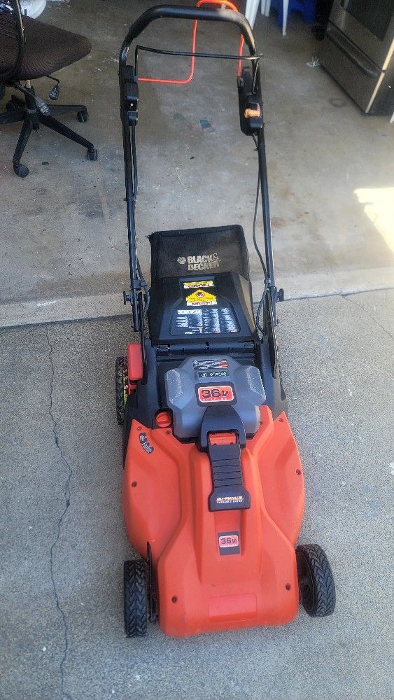 Black and decker Lawn mower 36 volts SPCM1936 Needs battery new