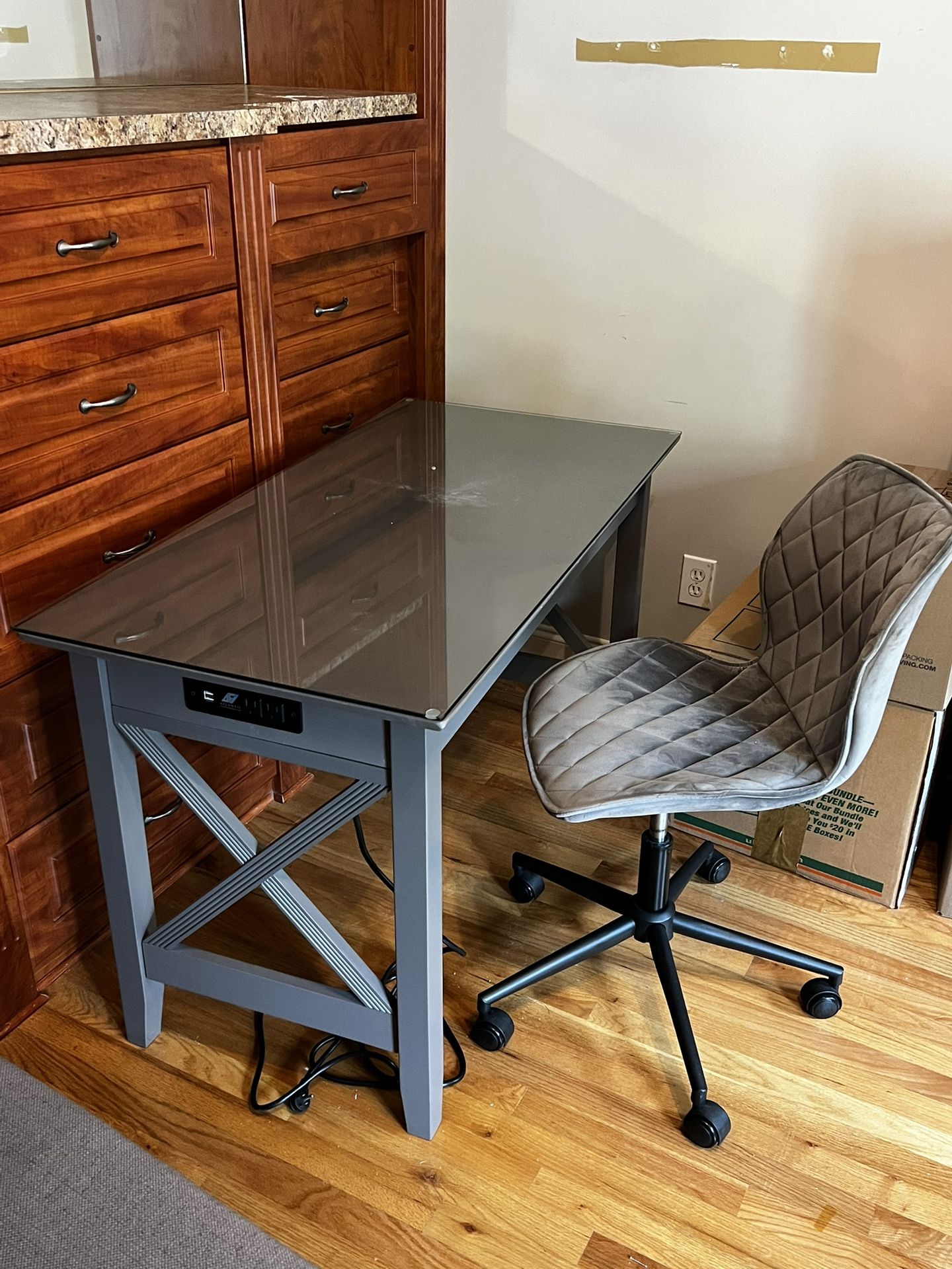 Office furniture ensemble