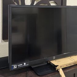32in Tv With Sound Bar And Bar Mount
