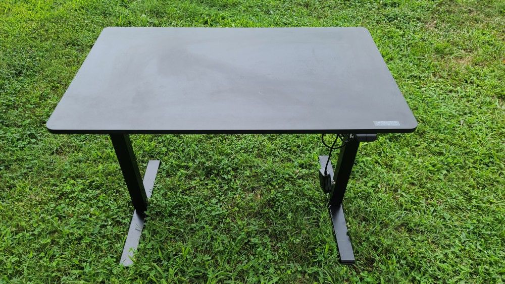 Electric Adjustable/Standing Desk  40"L X 24"W X 29"-47"H 