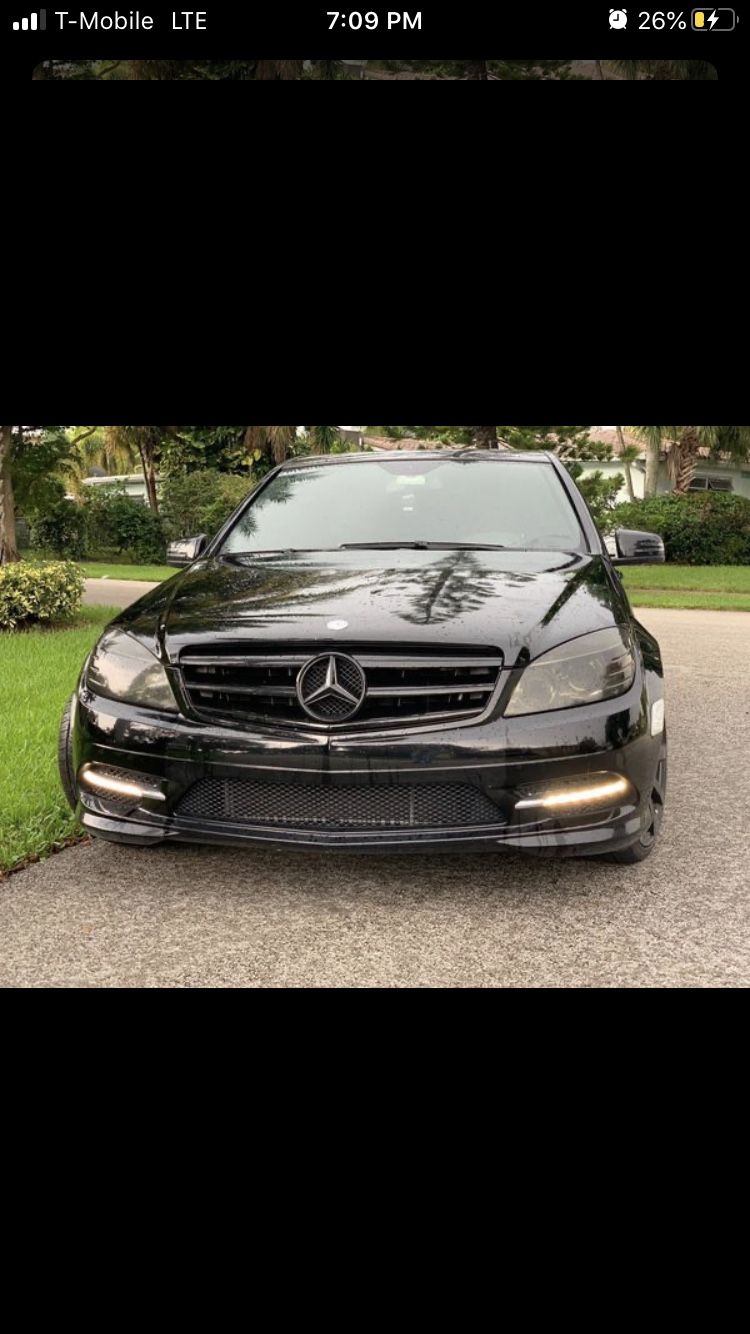 Mercedez Benz c300 Only Only Flaw Where Light is 14k mikes new tires looking for trades for a newer car