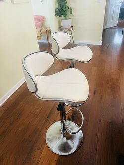 Pair of White Adjustable Bar Stools – Modern Chrome Base – Very Good Condition