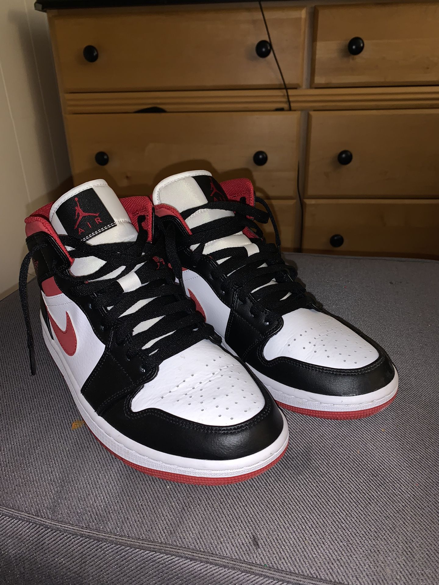 Air Jordan 1 Mid ‘black Gym Red 