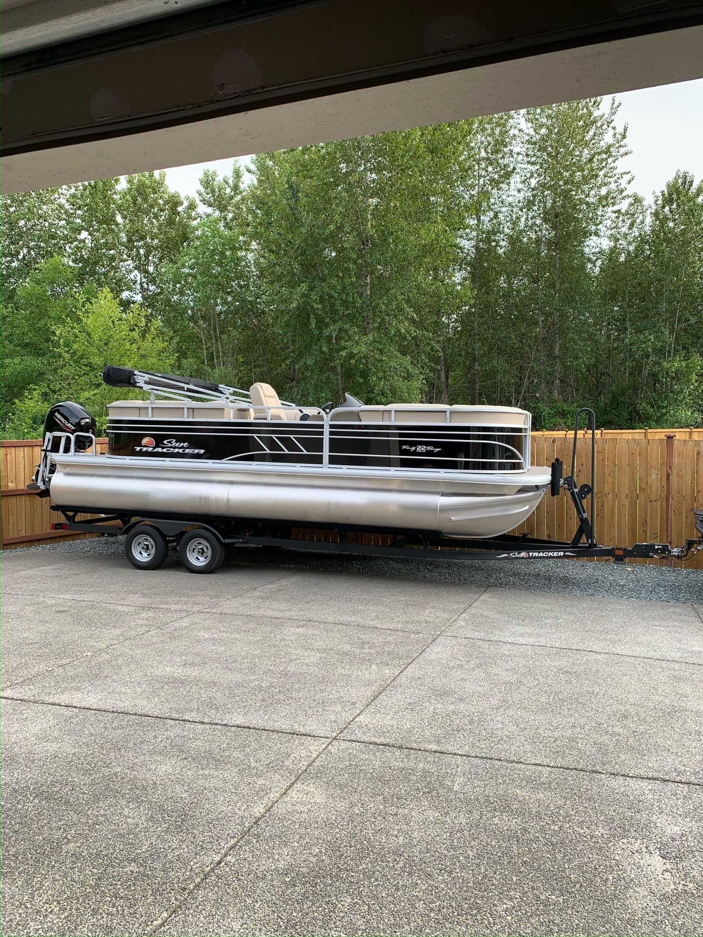 2021 SunTracker 22DLX
