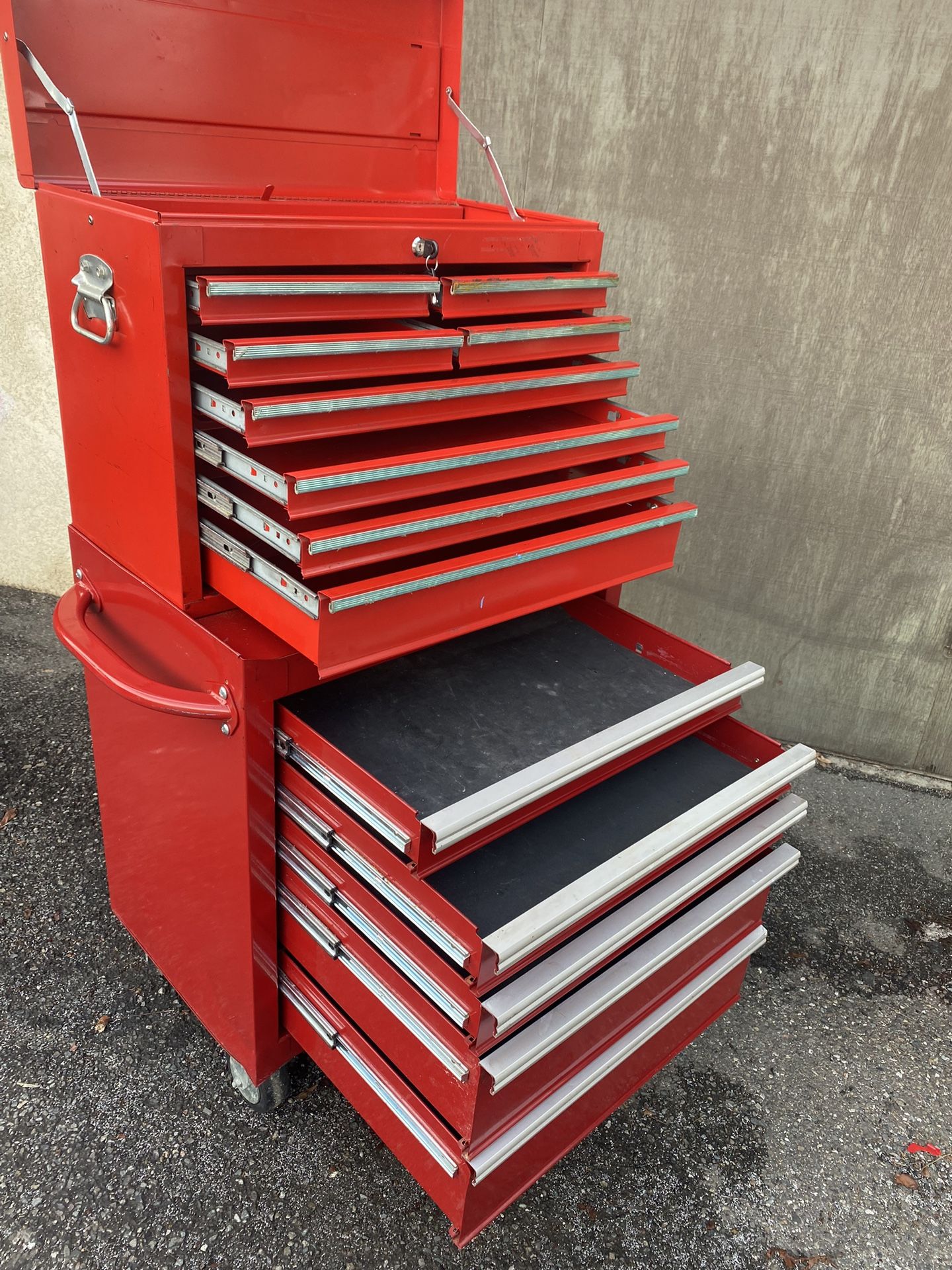 300 WESTWARD tool box comes with its keys for Sale in Anaheim, CA