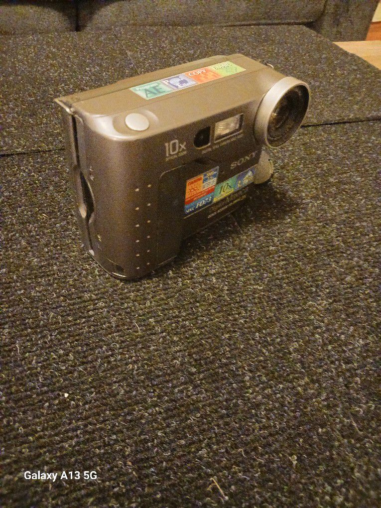 Sony Digital Camera/Video Recorder w/built-in Flash