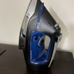 Clothes Iron w/Retractable Cord
