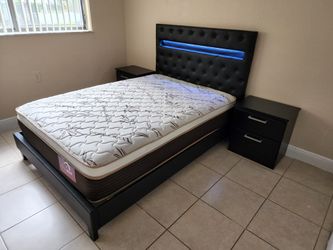 Cama Con Colchón Y 2 mesas de noche