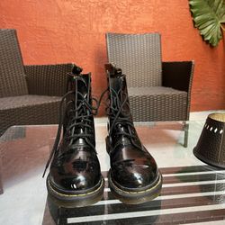Dr. Martens 1460 WOMEN'S PATENT LEATHER LACE UP BOOTS