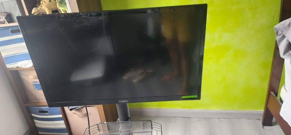Insignia 32 LED Tv