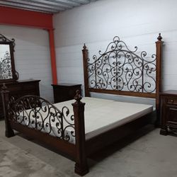 King Size Bedroom Set With Boxspring Good Condition 