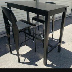 High Table W/2 Bar Stools 