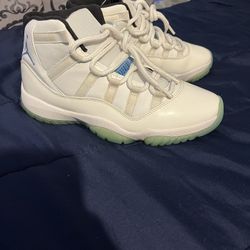 Jordan 11 Legend Blues Size 8 (THROW OFFERS‼️‼️)