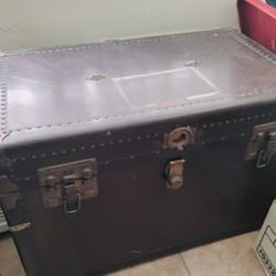 End Of Bed Or End Table Vintage Rail Trunk. Lakewood / Long Beach Area