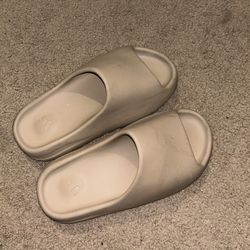 Women’s Yeezy Size 7 ‘Bone’ No Box 