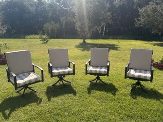 Four beautiful, sturdy swivel chairs ‼️