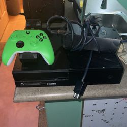 Xbox One Brand New Controller w/ Recharging Battery Station w/ Brand New Green Wireless Controller