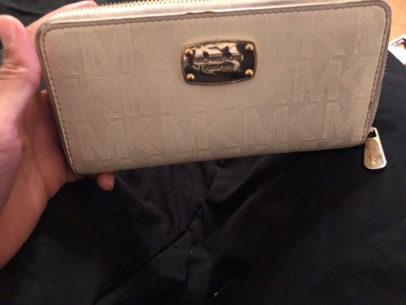 Nice Michael Kors Wallet (White&Gold)