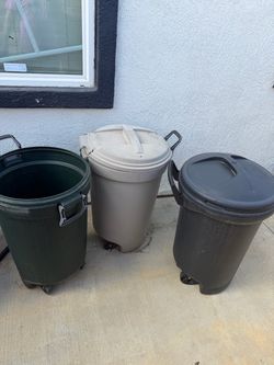 Set of 3 Outdoor Plastic Trash Cans