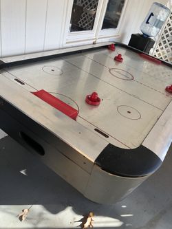 AIR HOCKEY TABLE FOR SALE ALL PIECES COME WITH THE TABLE HMU WITH ANY QUESTIONS