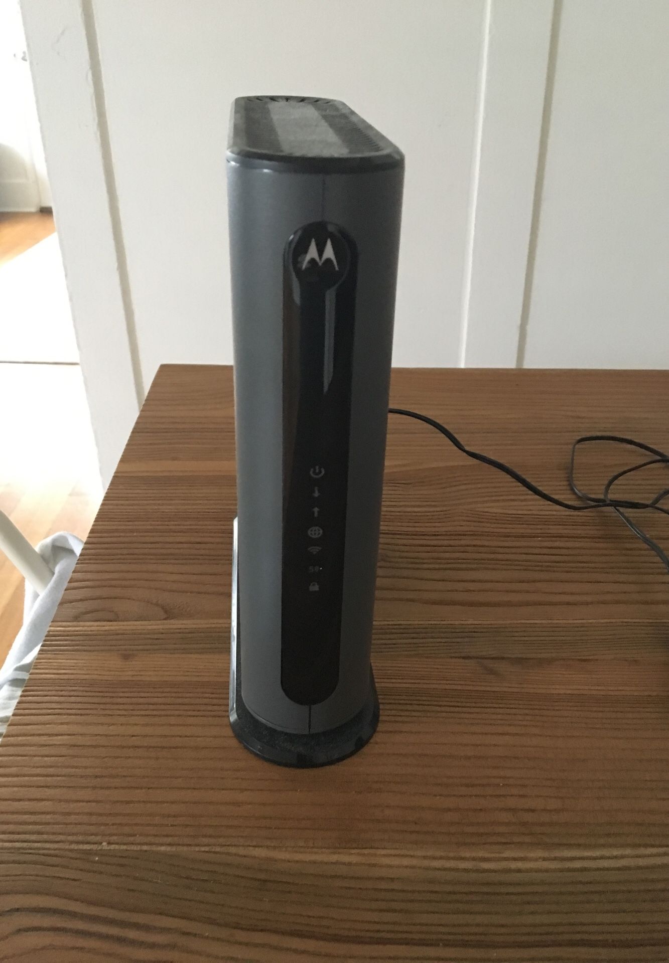 Motorola MG7540 modem and router