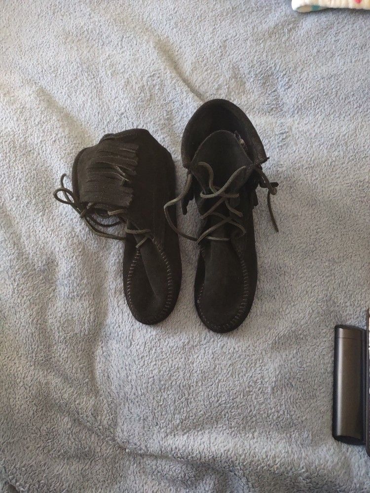 Women's Black Minnetonka Boots Size 6