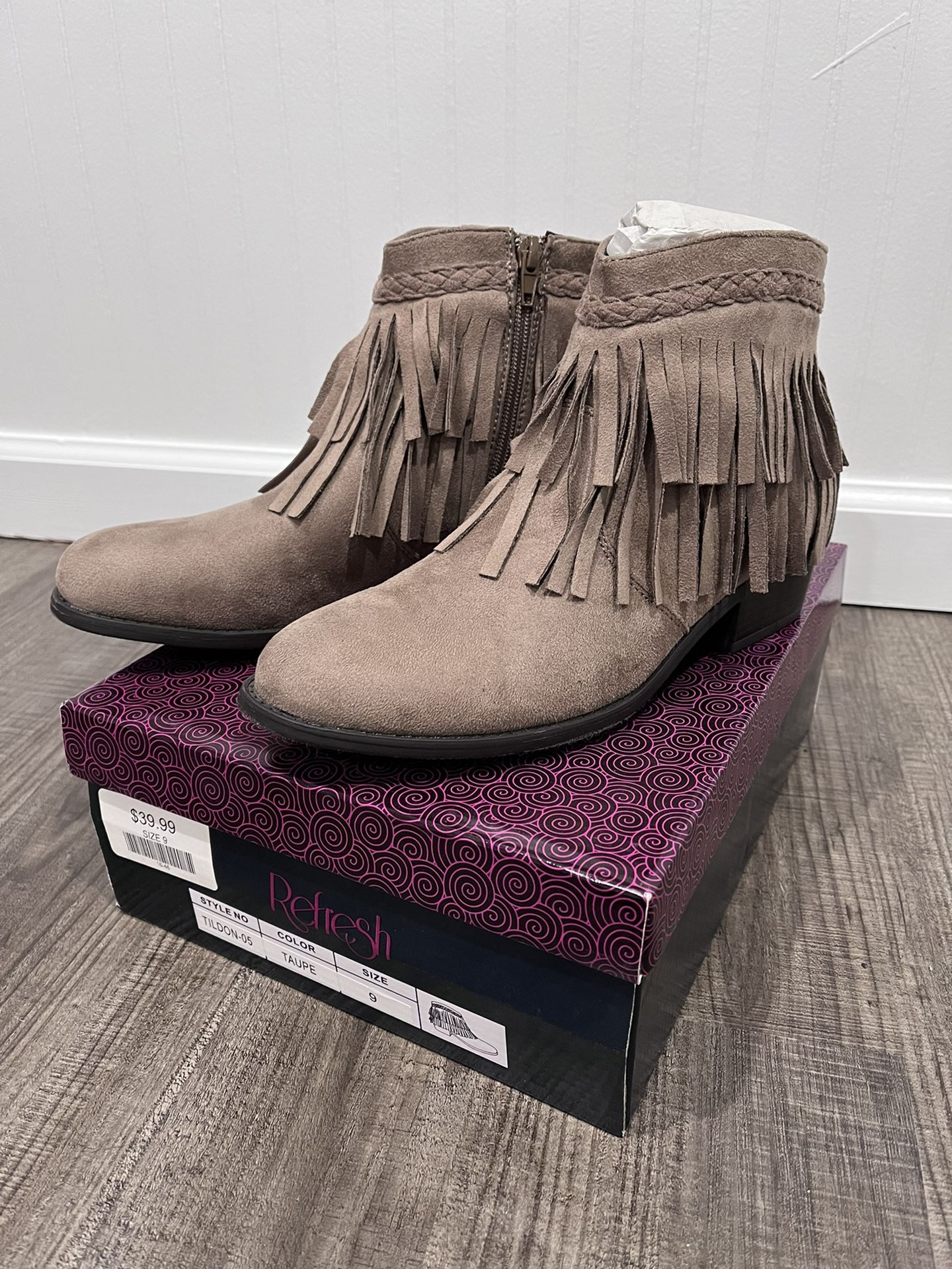 NIB Fringe Chelsea Boots