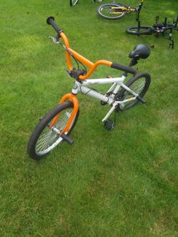 Mongoose FREESTYLE Theme 20" BMX Bike, White