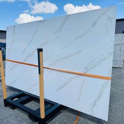 QUARTZ STONE SLABS SUPER JUMBO IN CALACATTA LEON GOLD 📏Each slabs cover  75.7 sq.ft, Thickness 3 cm 🔥Price $915 per Slab🔥 