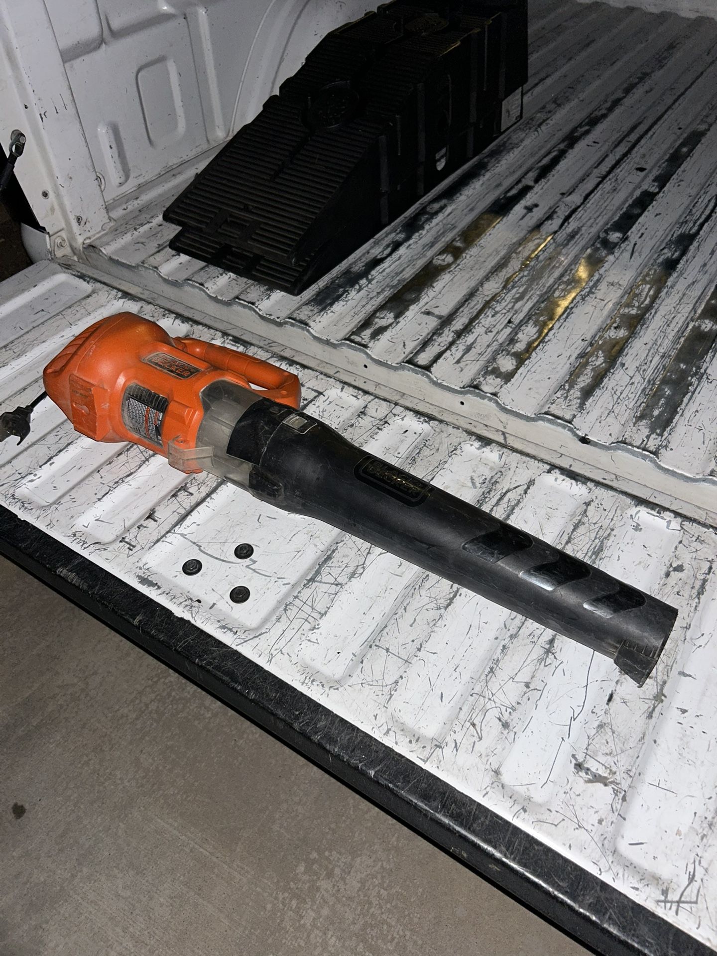 Black+Decker leaf blower 