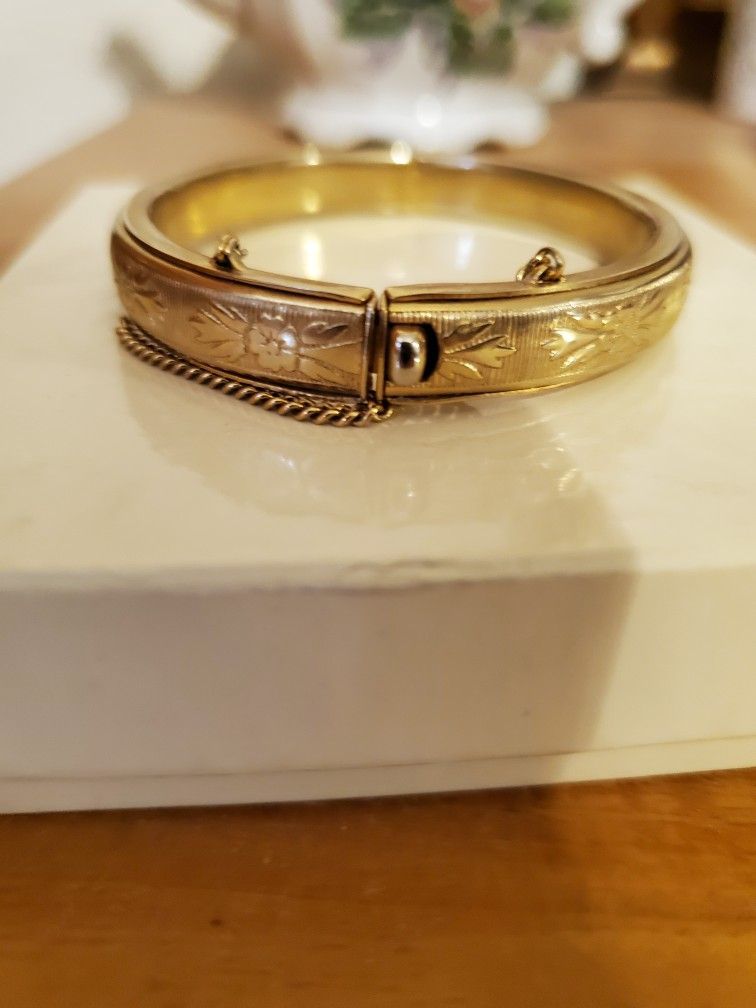 New Pretty Gold Plated Bracelet For A Small To Med Wrist Comes with box