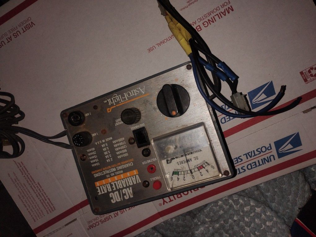 AstroFlight Model 115 AC/DC Charger