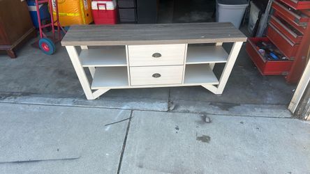 TV Stand, Very Good condition, madera rústica, Brand New