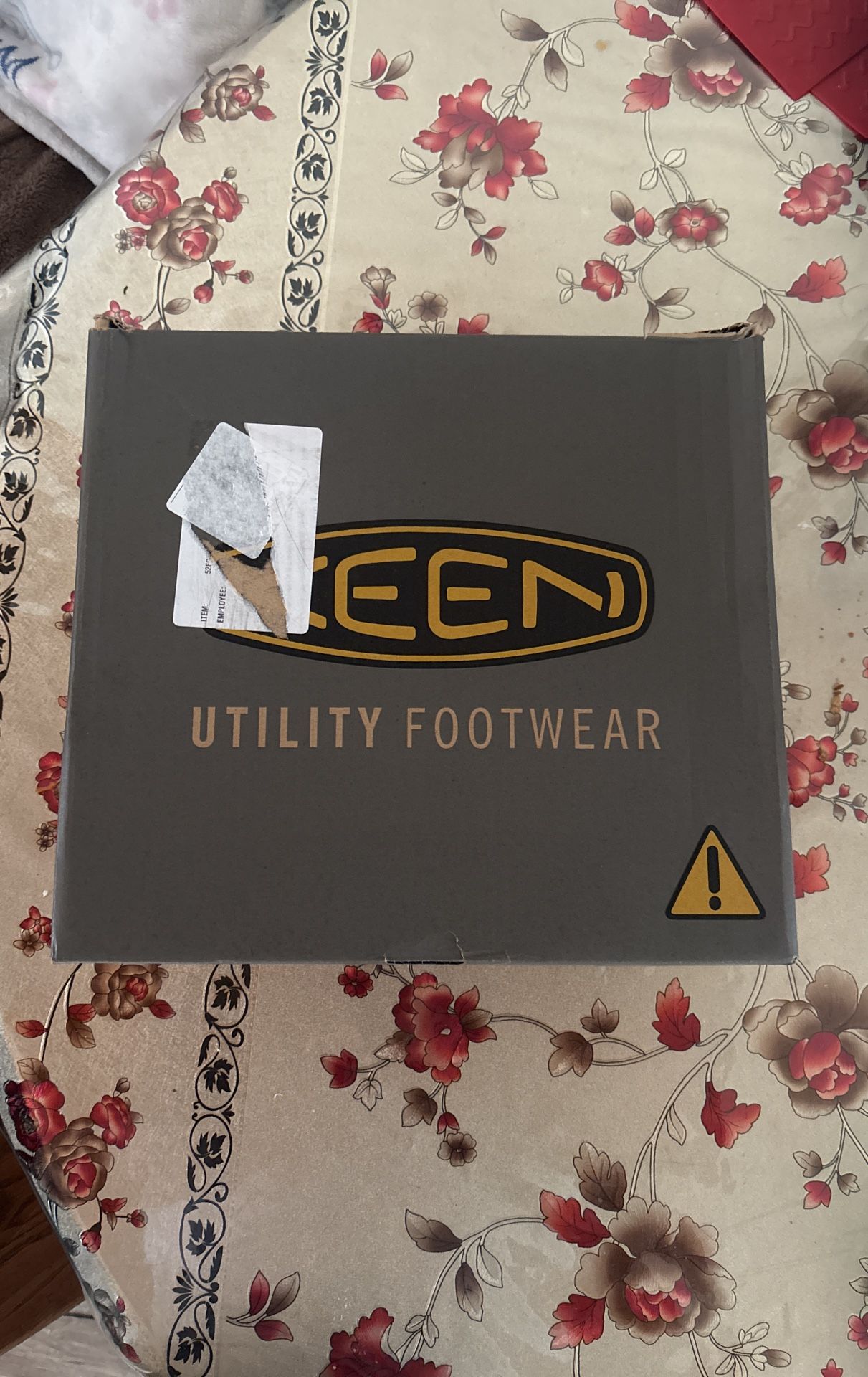 KEEN UTILITY FOOTWEAR SIZE 9
