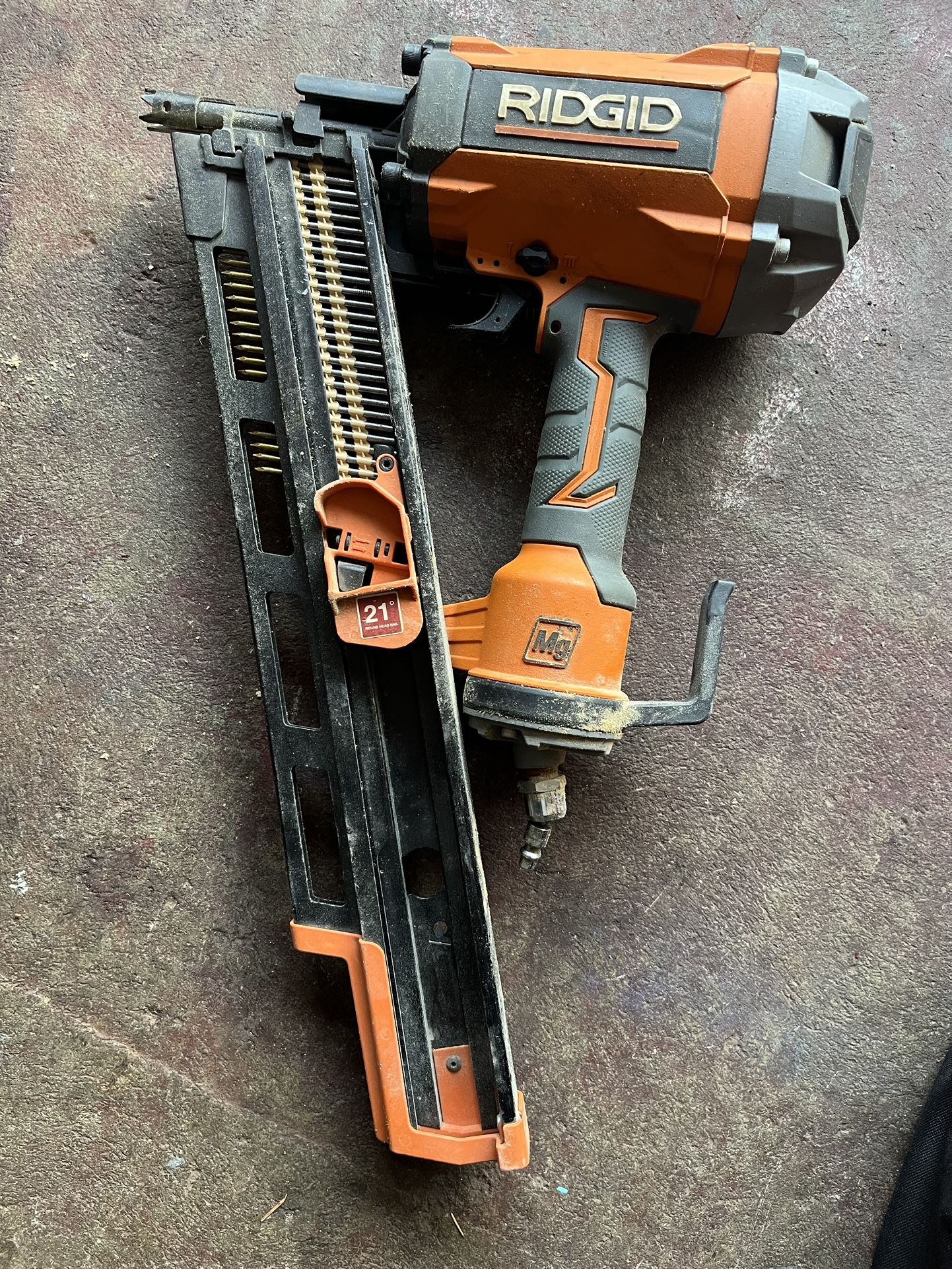 RIDGID Pneumatic 21-Degree 3-1/2 in. Round Head Framing Nailer in great working condition