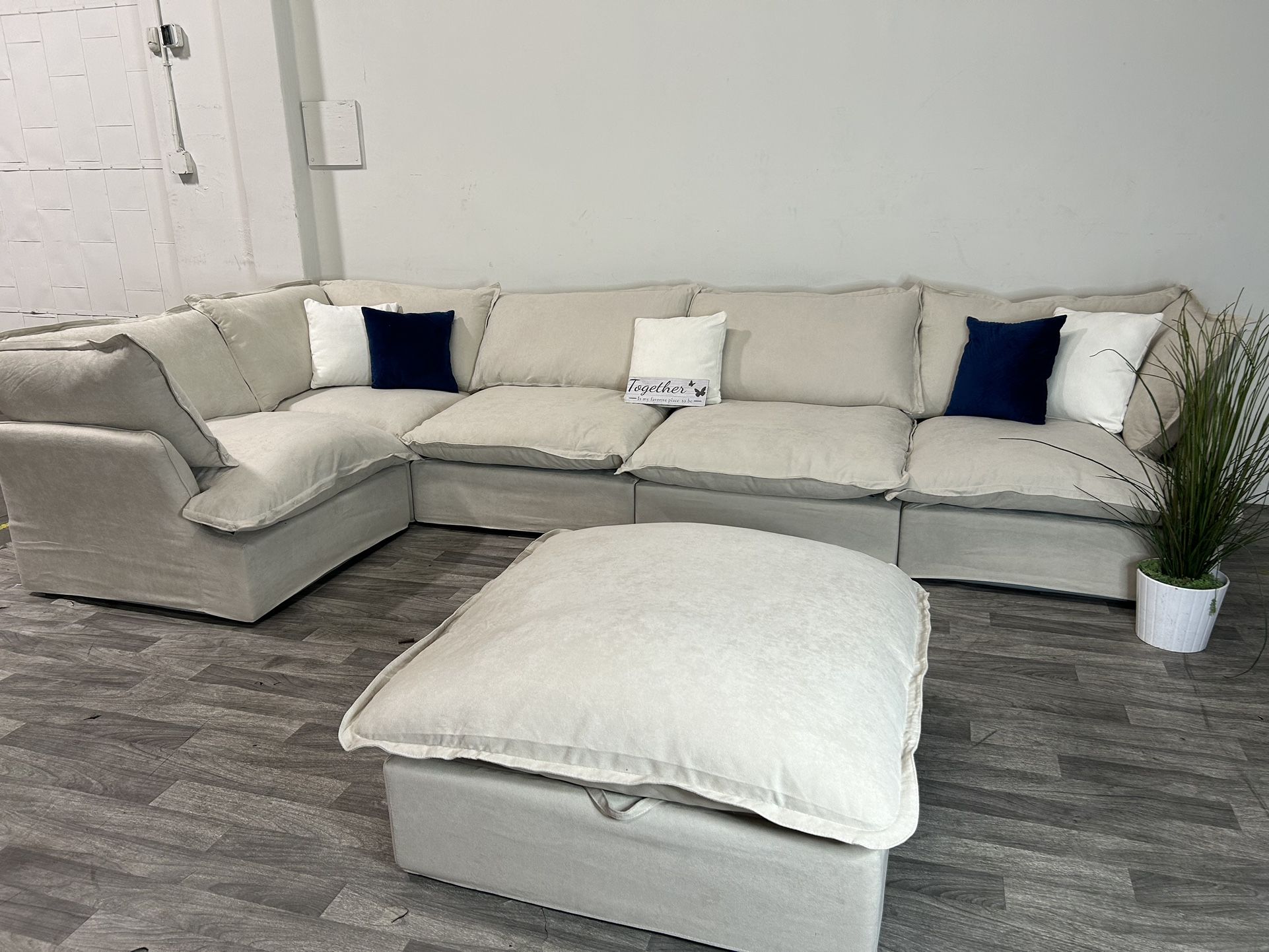 BRAND NEW! 6 Piece Cream CLOUD Modular Sectional Couch (FREE DELIVERY 🚚)