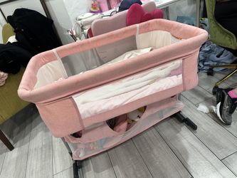 Baby bassinet pink