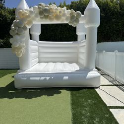 BARELY USED 10’ x 10’ INFLATABLE BOUNCE HOUSE 