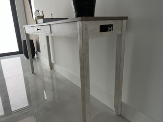 Beautiful Elegant Modern Entry High Table